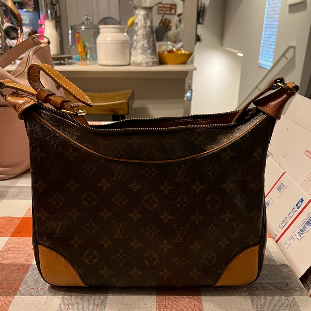 Slightly used Louis Vuitton purse very pretty.